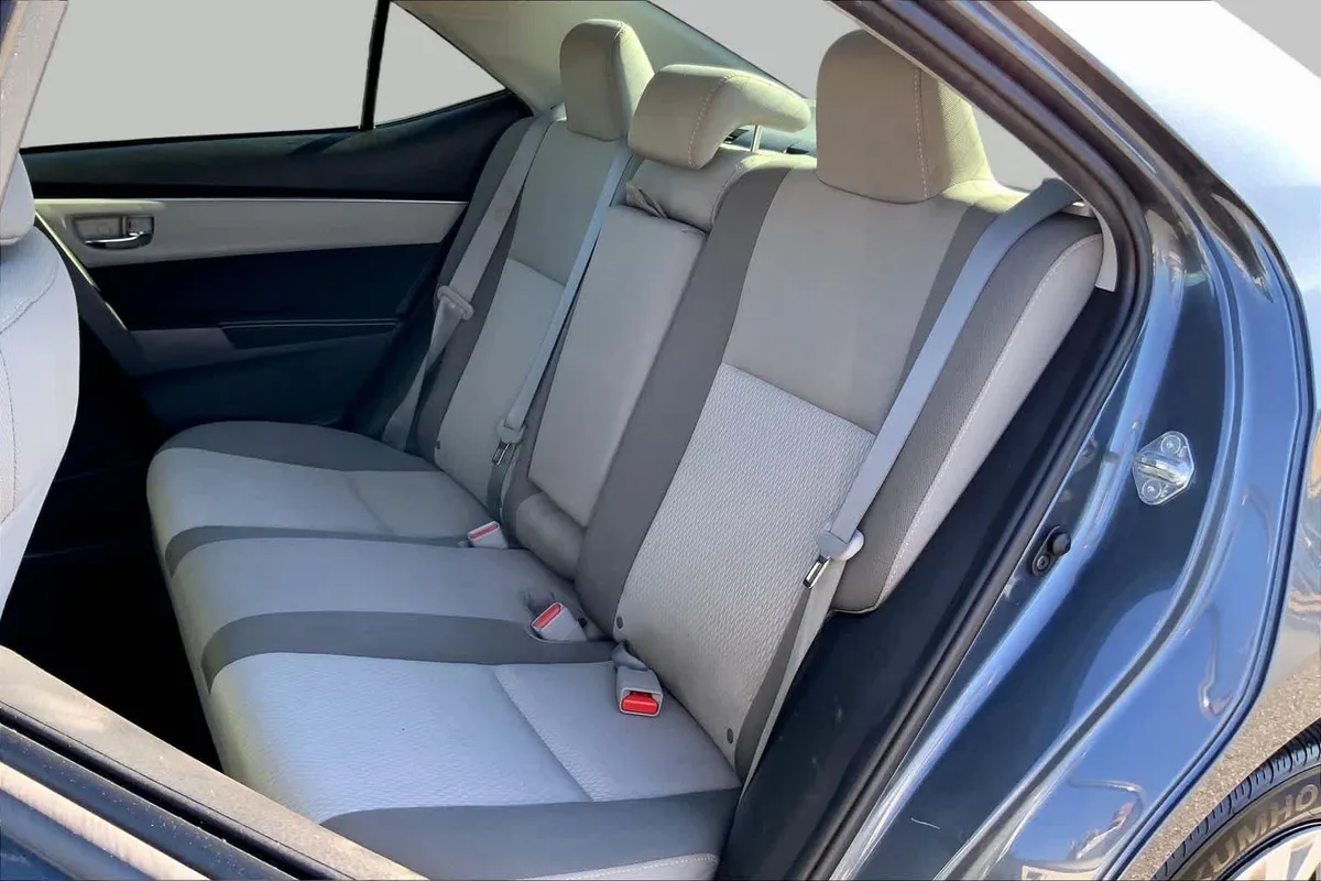 2017 Toyota Corolla LE thumbnail 19