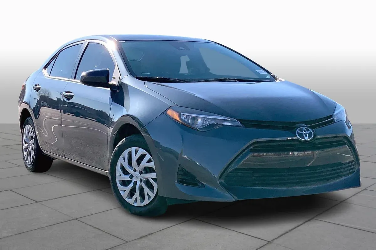 2017 Toyota Corolla LE thumbnail 2