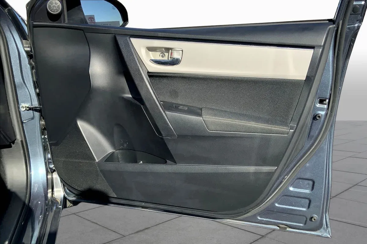 2017 Toyota Corolla LE thumbnail 21