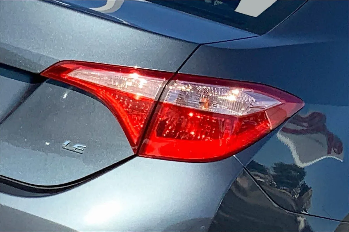 2017 Toyota Corolla LE thumbnail 26