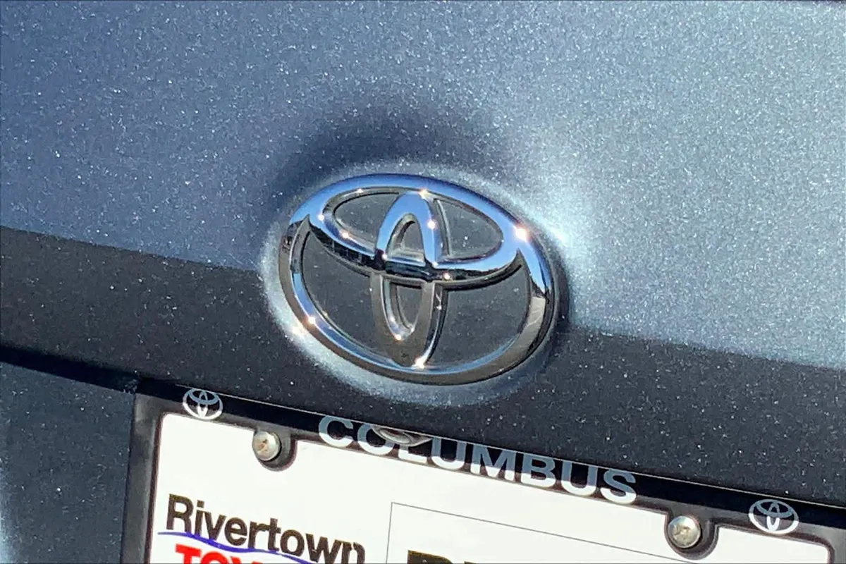 2017 Toyota Corolla LE thumbnail 31
