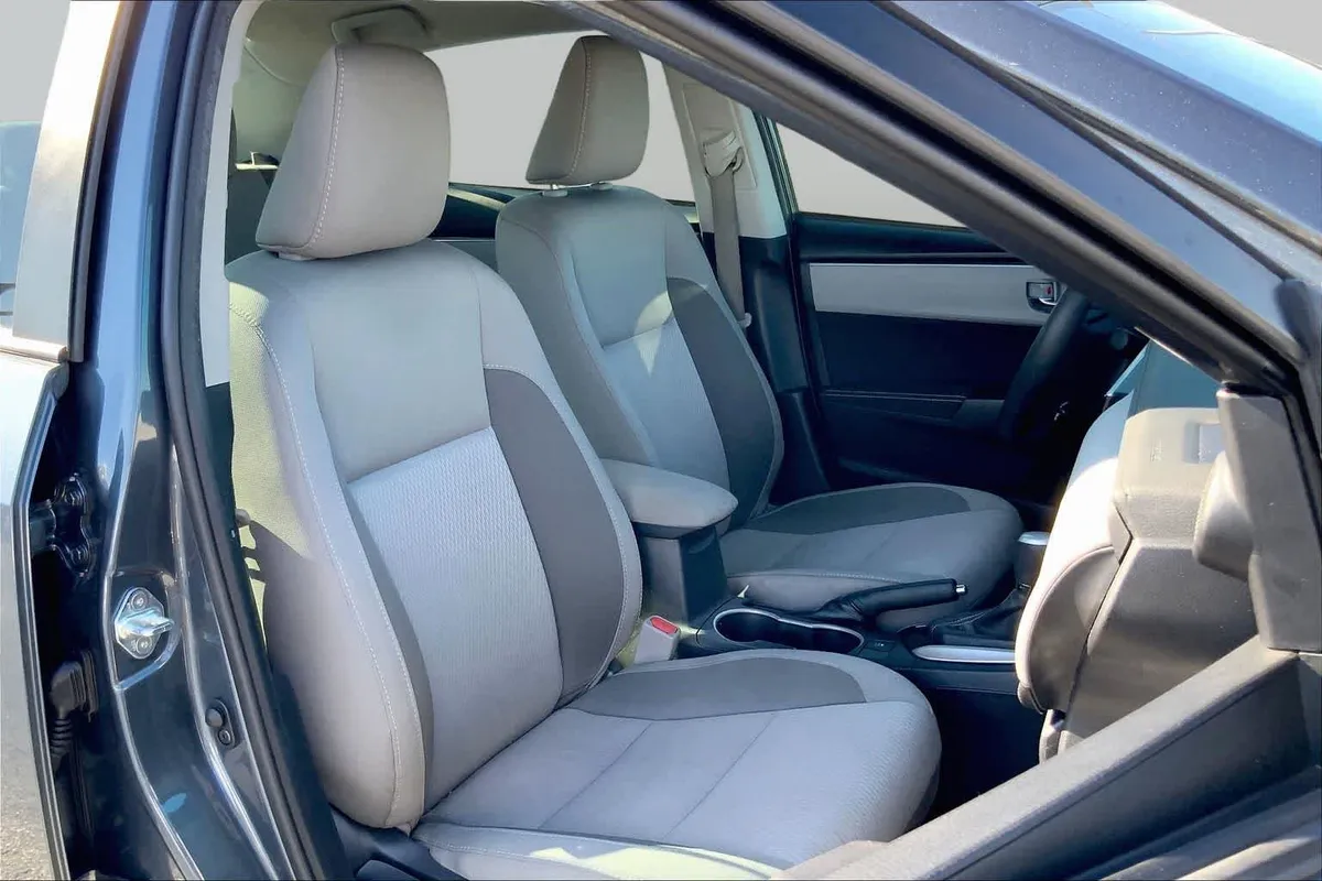 2017 Toyota Corolla LE thumbnail 8