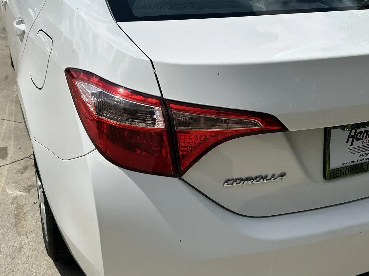 2017 Toyota Corolla LE thumbnail 11
