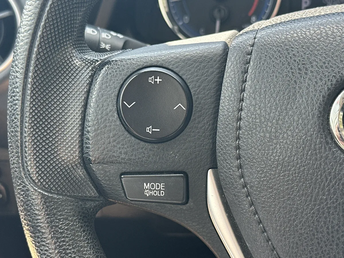 2017 Toyota Corolla LE thumbnail 12