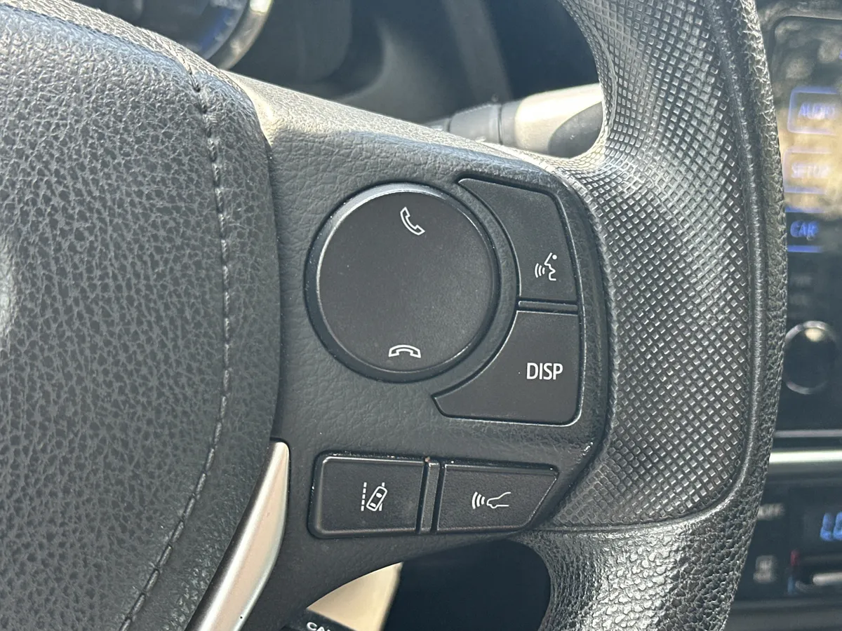2017 Toyota Corolla LE thumbnail 13