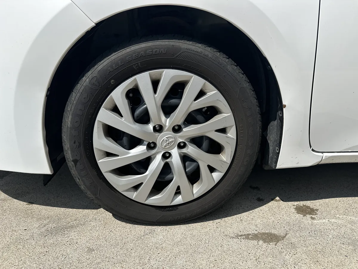 2017 Toyota Corolla LE thumbnail 16