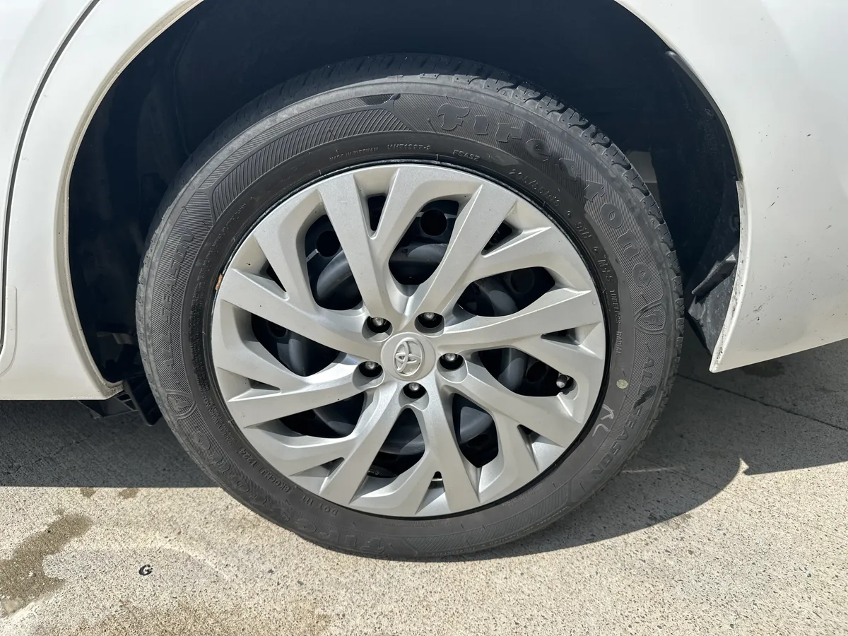 2017 Toyota Corolla LE thumbnail 17