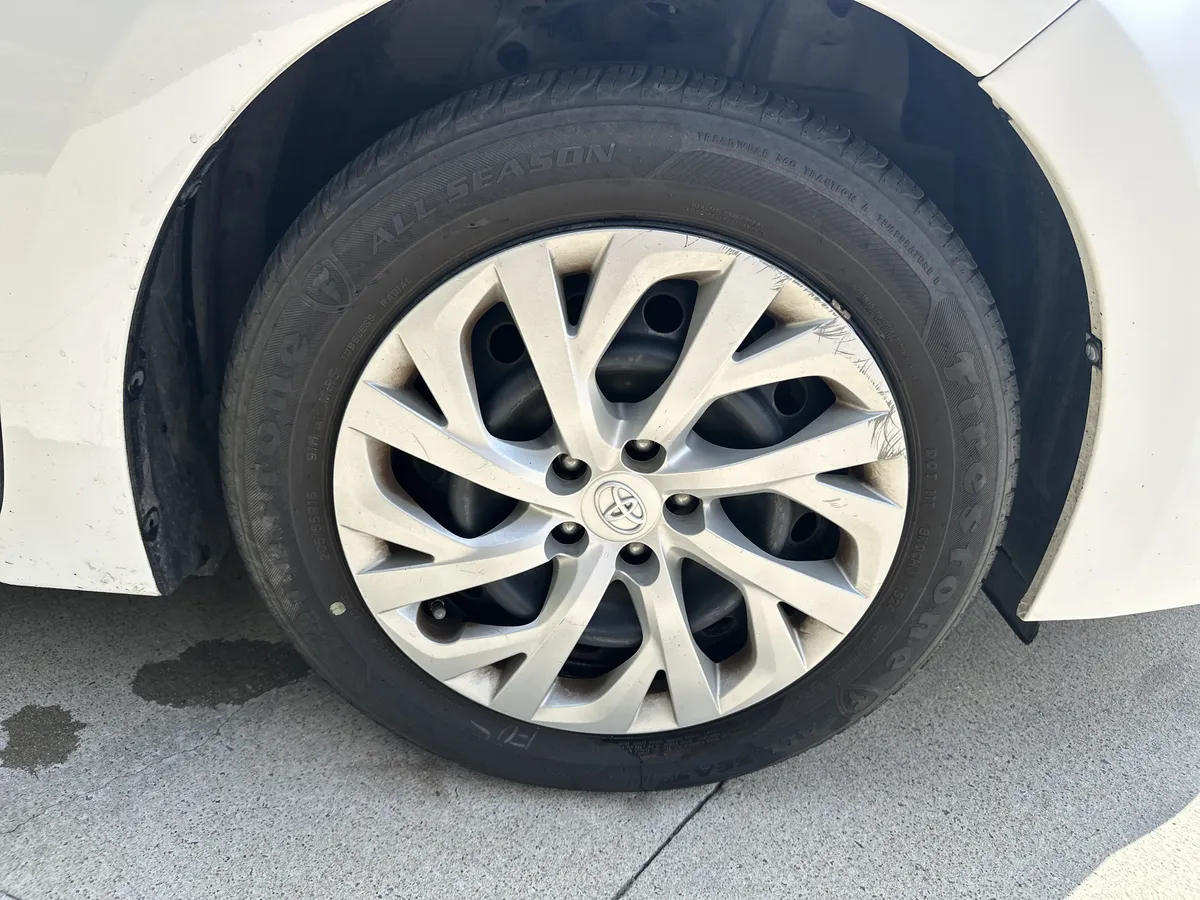 2017 Toyota Corolla LE thumbnail 18