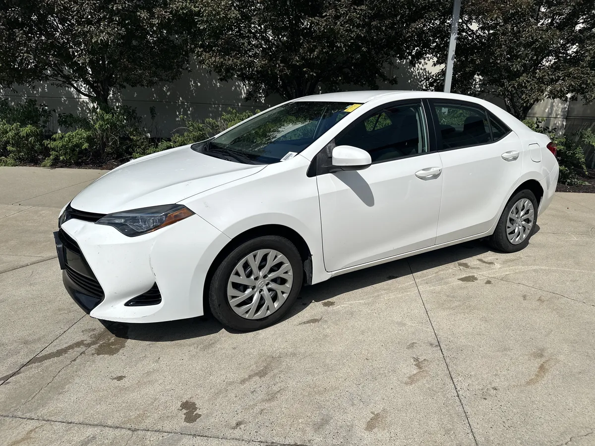 2017 Toyota Corolla LE thumbnail 2