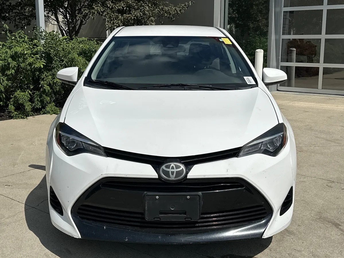 2017 Toyota Corolla LE thumbnail 4