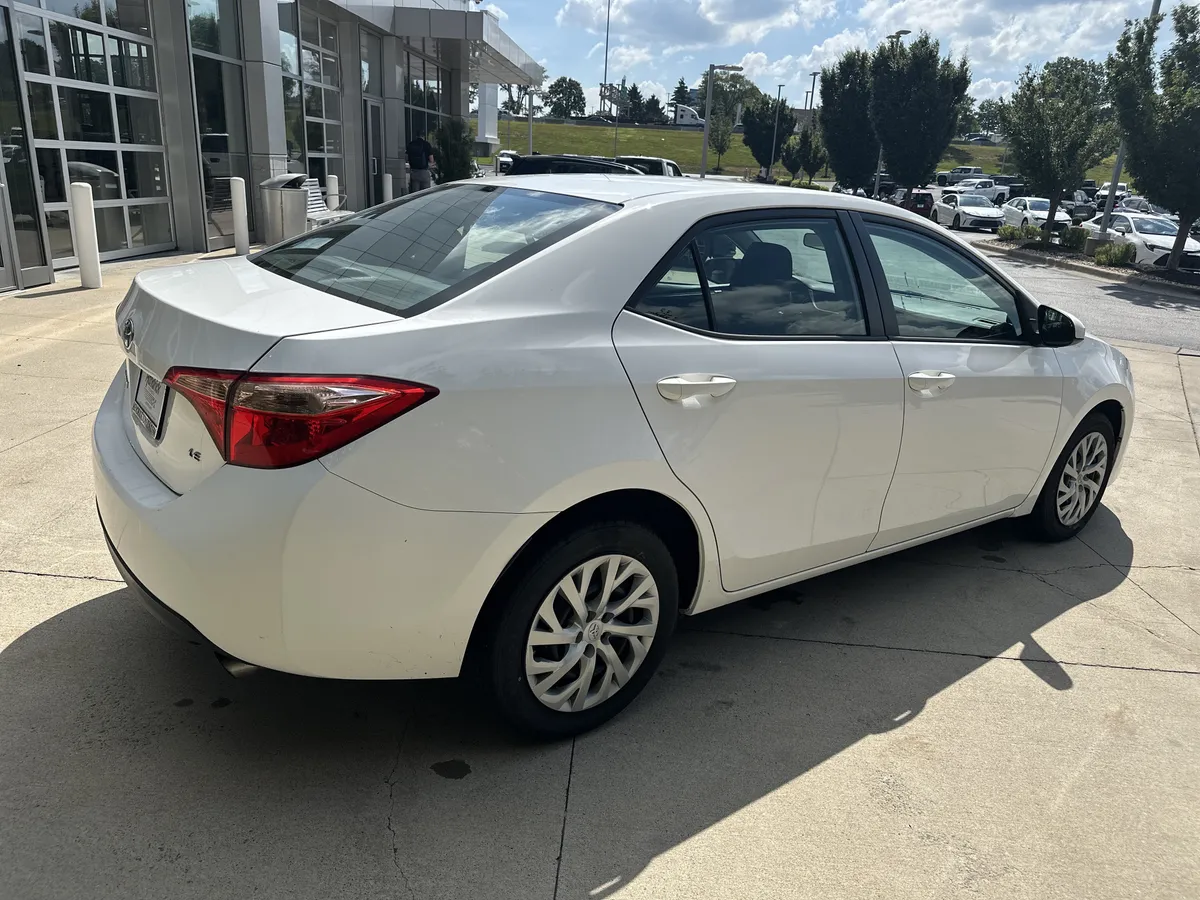 2017 Toyota Corolla LE thumbnail 5