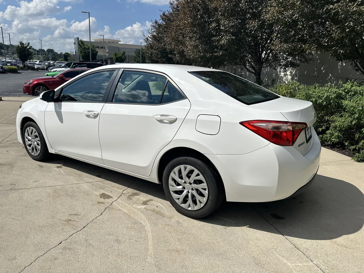 2017 Toyota Corolla LE thumbnail 6