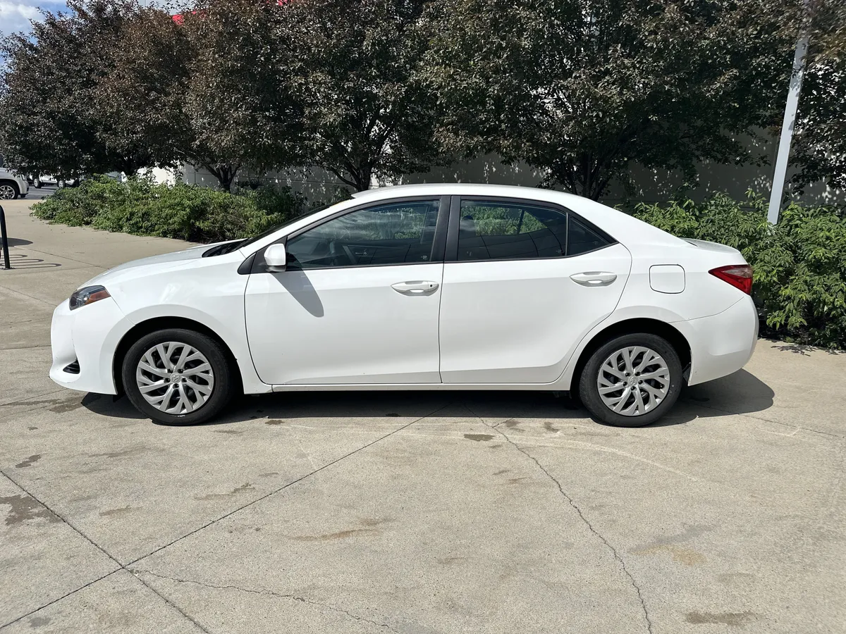 2017 Toyota Corolla LE thumbnail 8