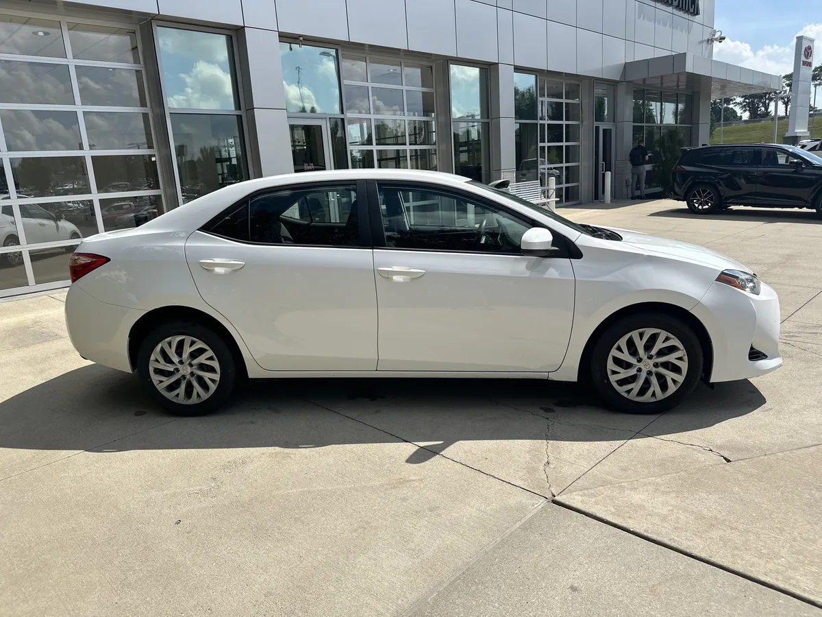 2017 Toyota Corolla LE thumbnail 9