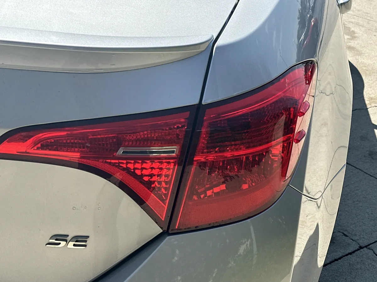 2017 Toyota Corolla SE thumbnail 10