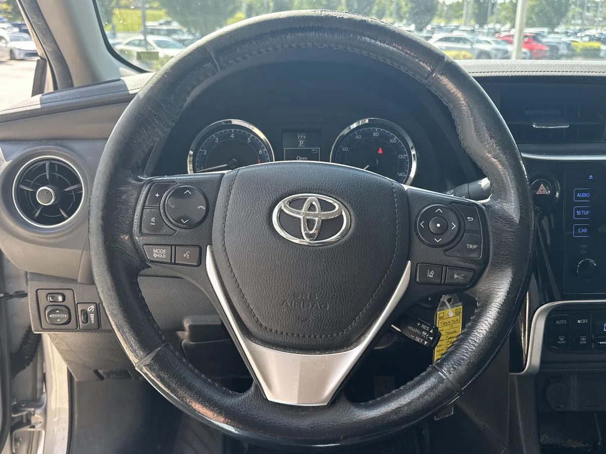 2017 Toyota Corolla SE thumbnail 11