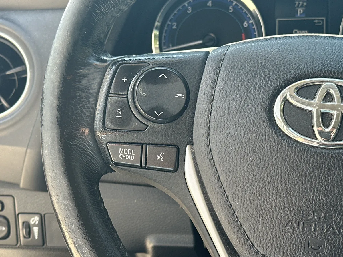 2017 Toyota Corolla SE thumbnail 12