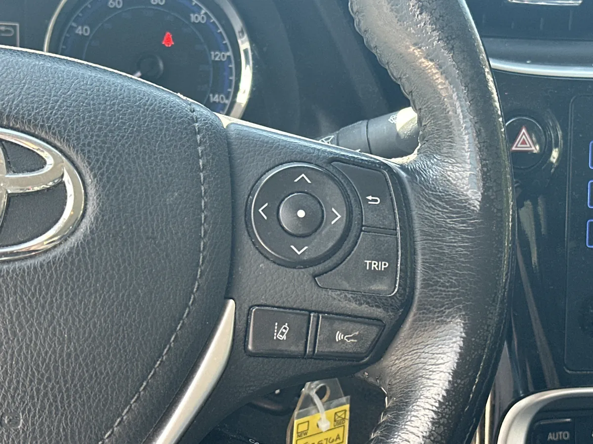2017 Toyota Corolla SE thumbnail 13