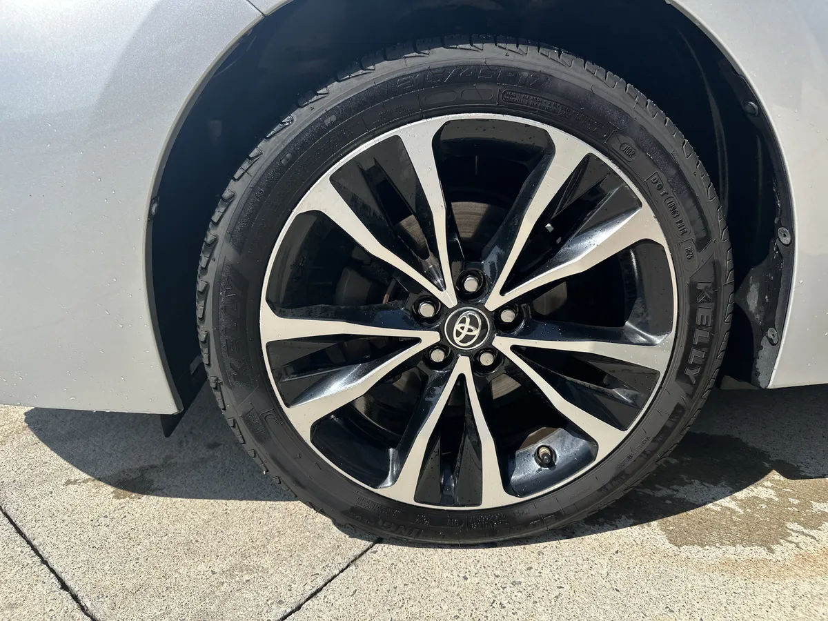 2017 Toyota Corolla SE thumbnail 17