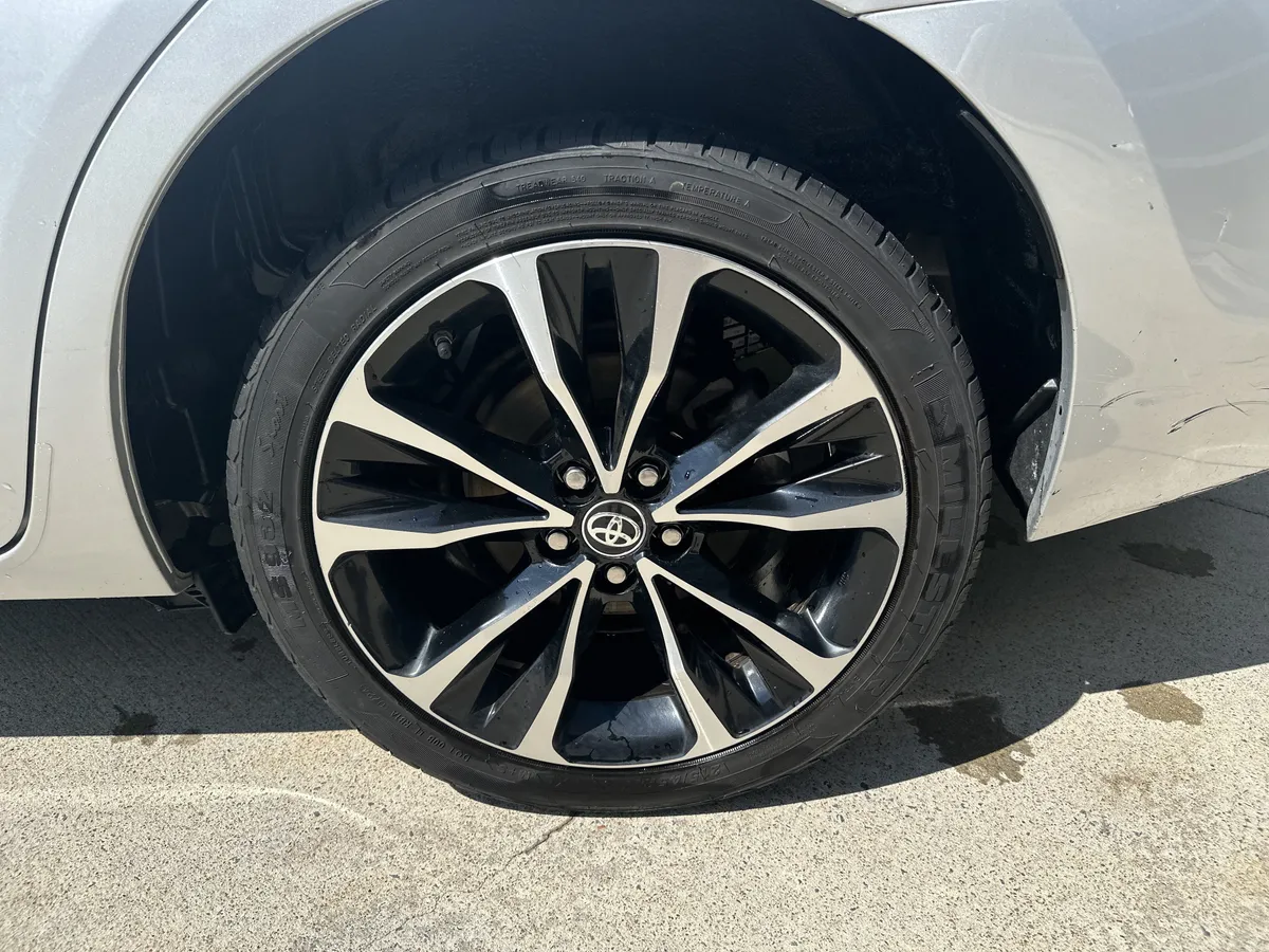 2017 Toyota Corolla SE thumbnail 18