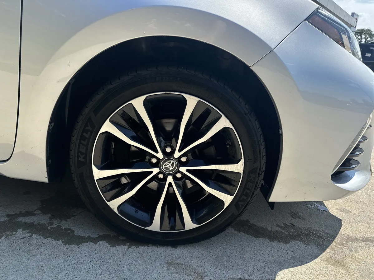 2017 Toyota Corolla SE thumbnail 19