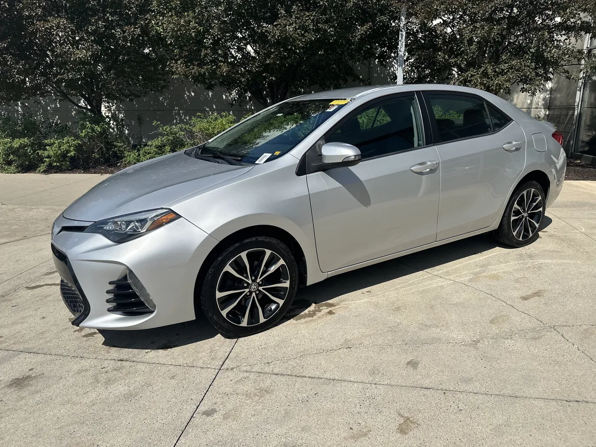 2017 Toyota Corolla SE thumbnail 2