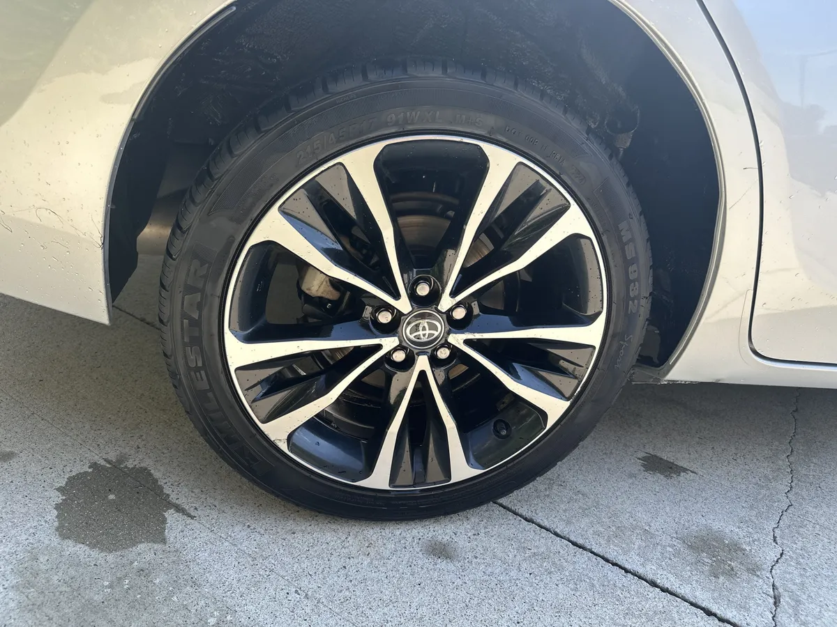 2017 Toyota Corolla SE thumbnail 20