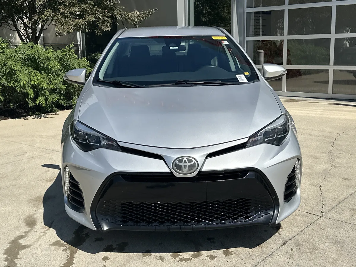 2017 Toyota Corolla SE thumbnail 4