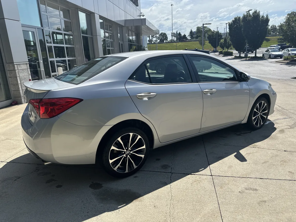 2017 Toyota Corolla SE thumbnail 5