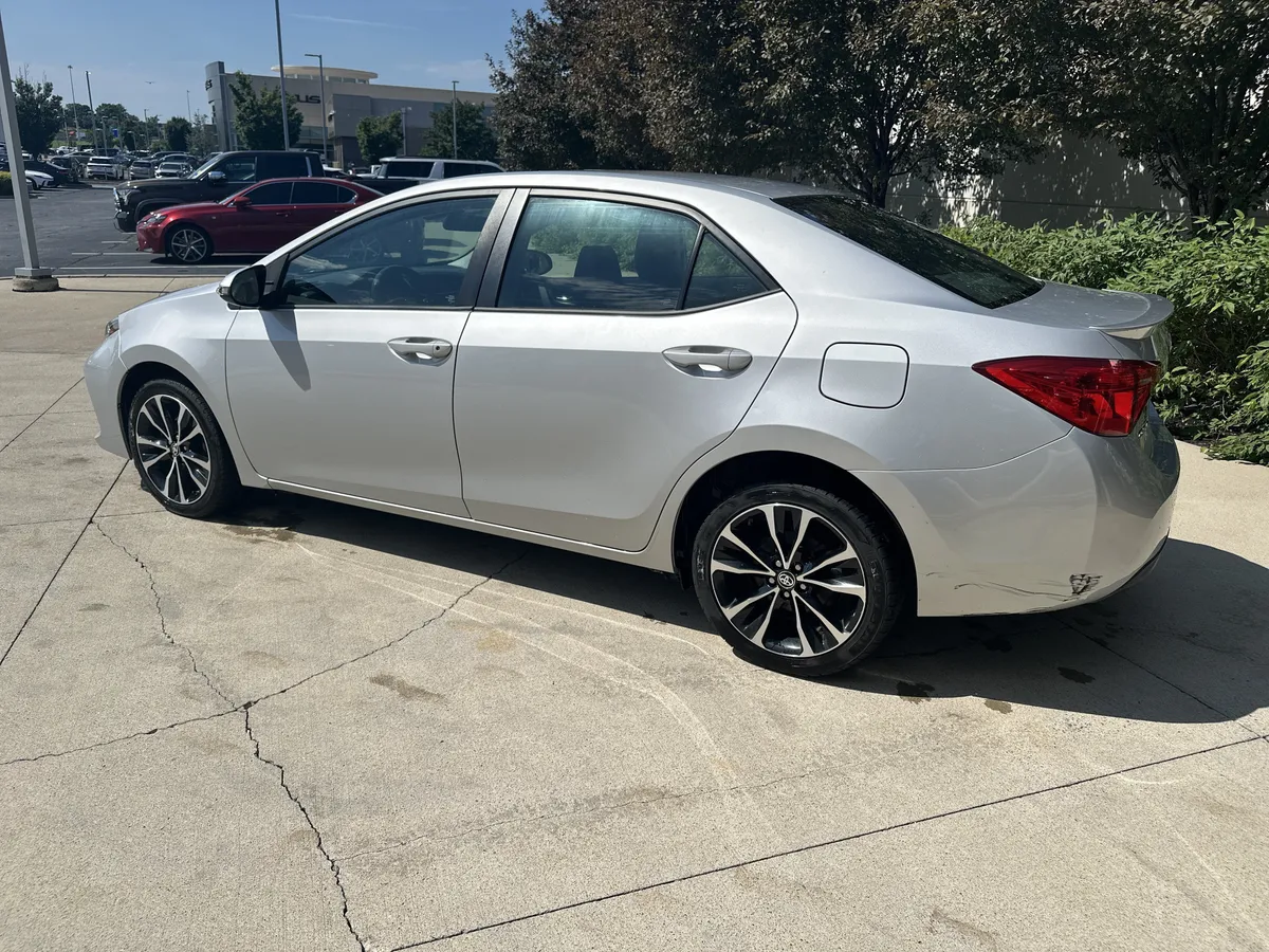 2017 Toyota Corolla SE thumbnail 6