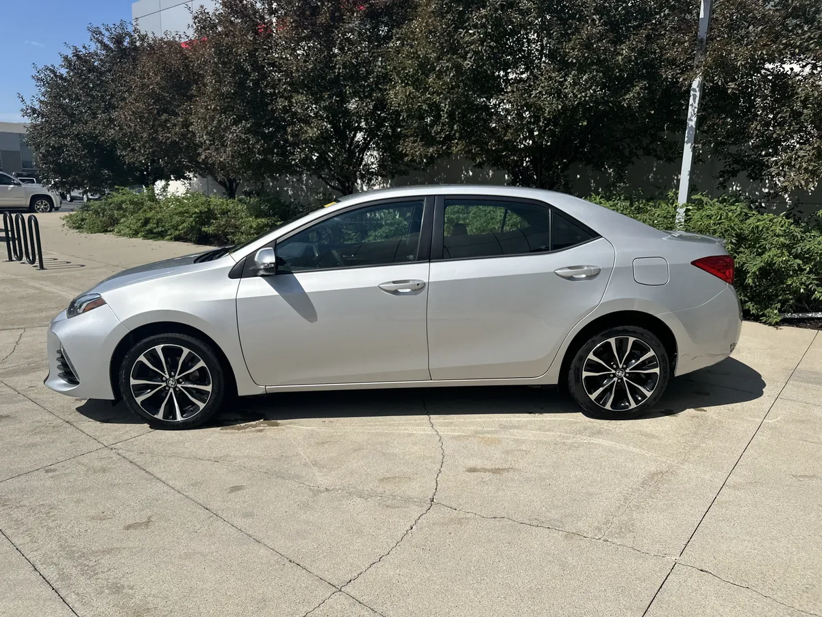 2017 Toyota Corolla SE thumbnail 7