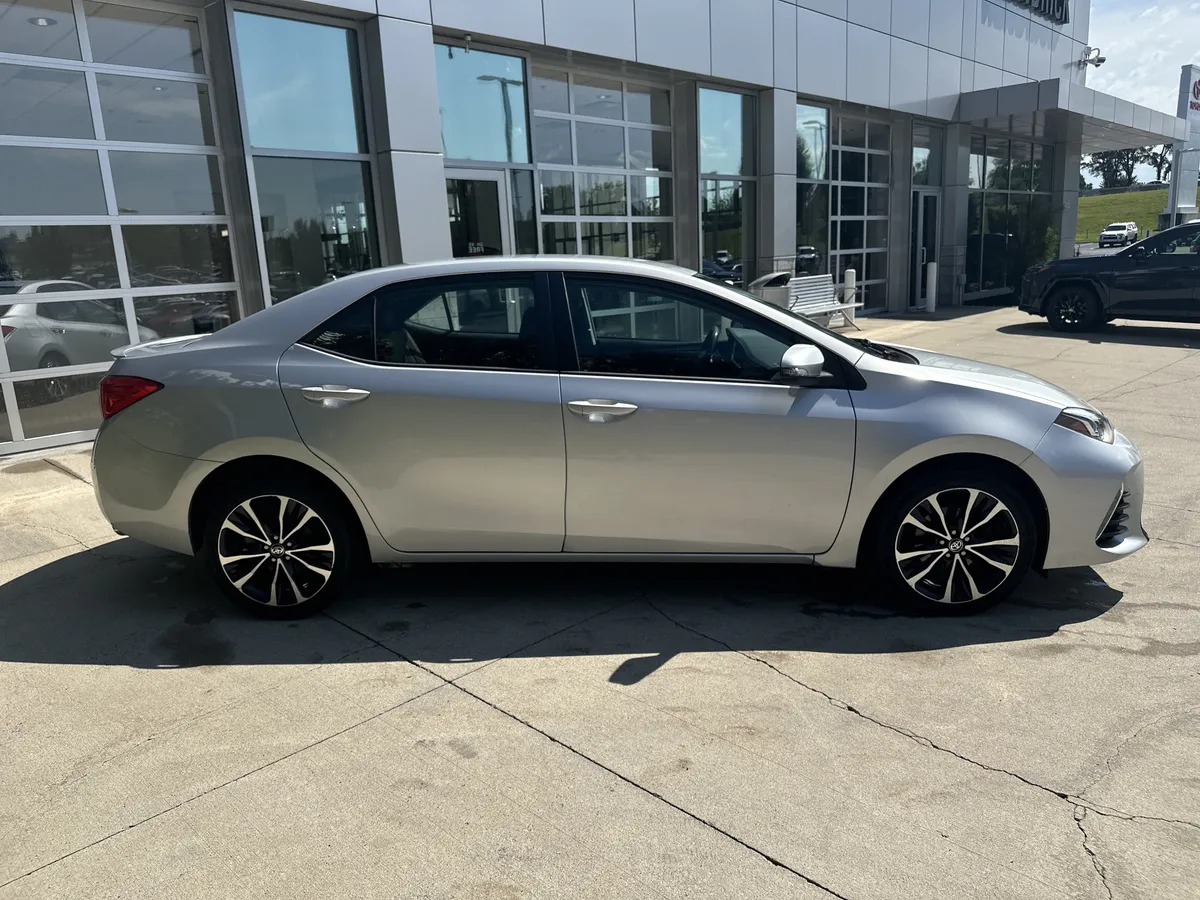 2017 Toyota Corolla SE thumbnail 8