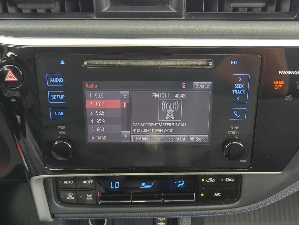 2017 Toyota Corolla SE thumbnail 12