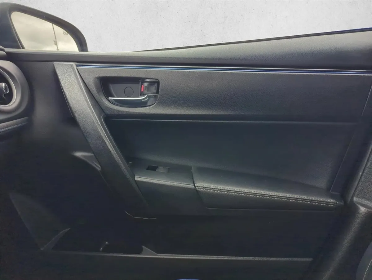 2017 Toyota Corolla SE thumbnail 23