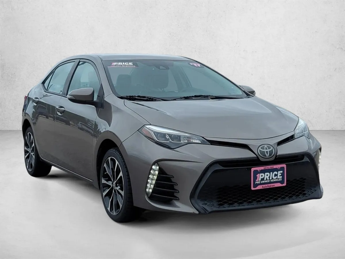 2017 Toyota Corolla SE thumbnail 3