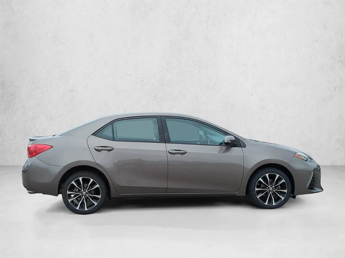 2017 Toyota Corolla SE thumbnail 4