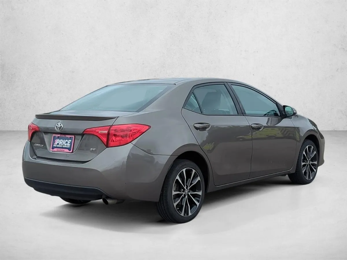 2017 Toyota Corolla SE thumbnail 6