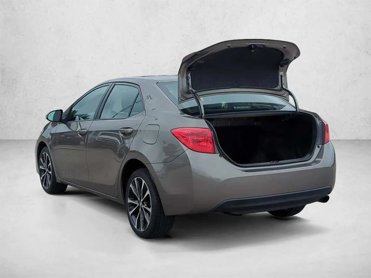 2017 Toyota Corolla SE thumbnail 8