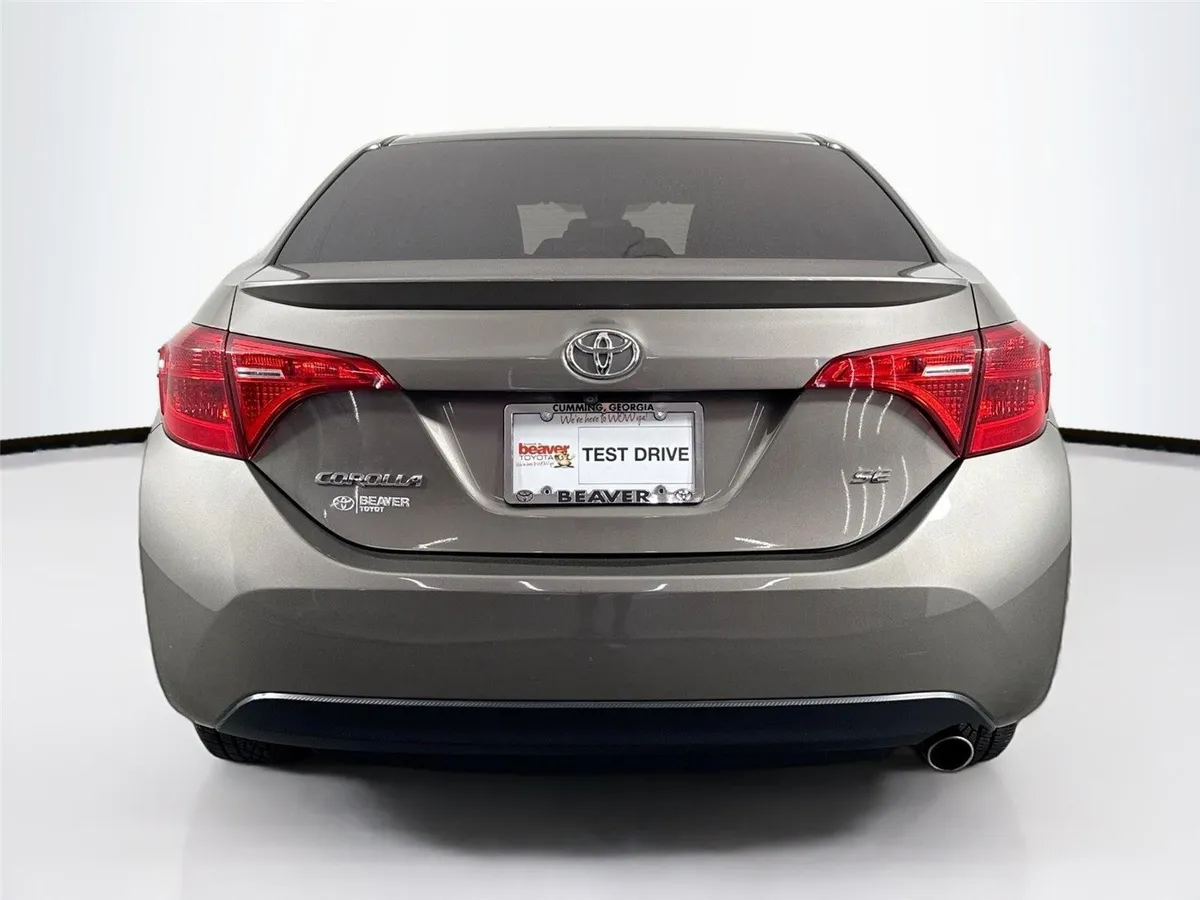 2017 Toyota Corolla SE thumbnail 10