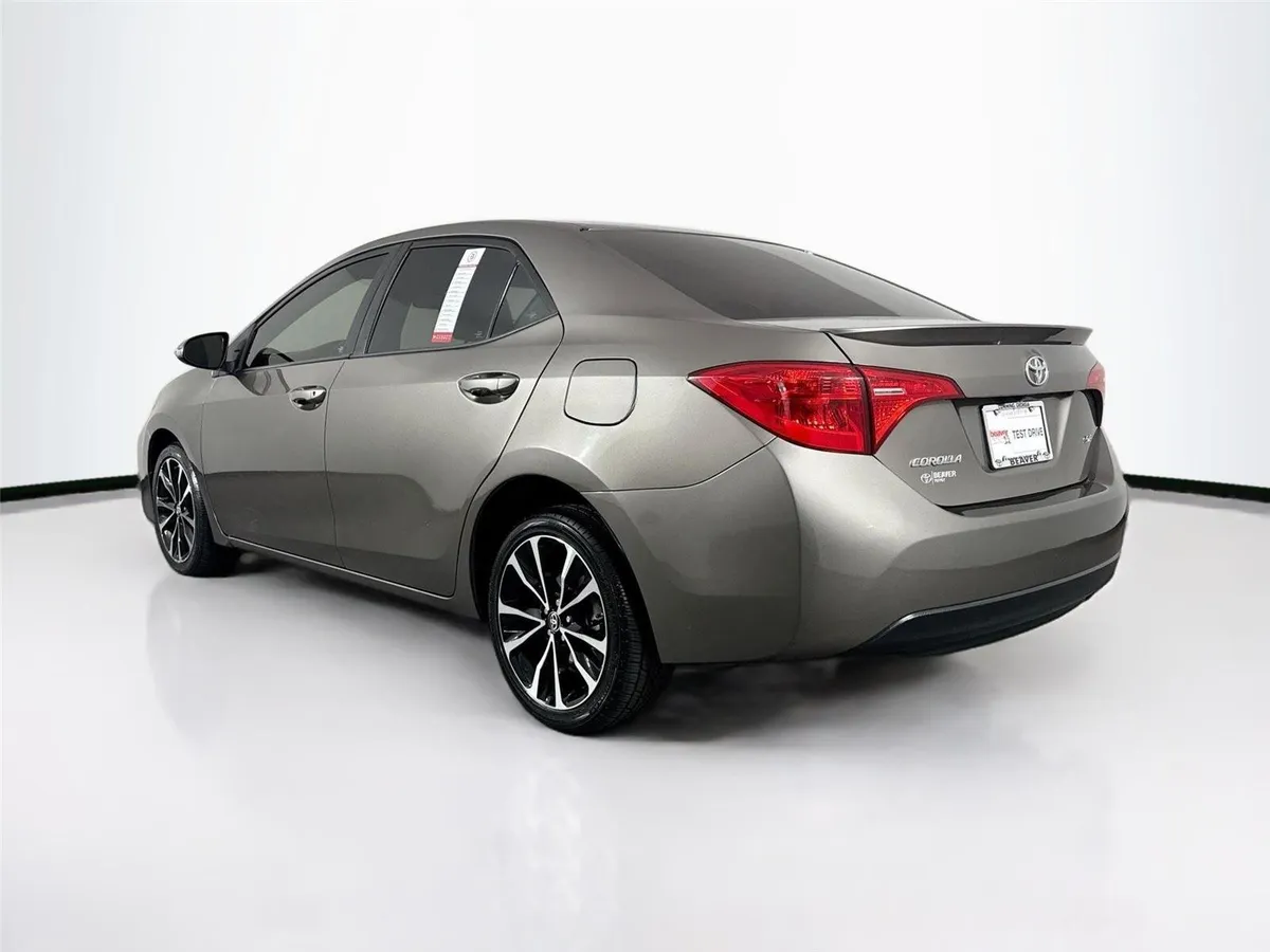 2017 Toyota Corolla SE thumbnail 11