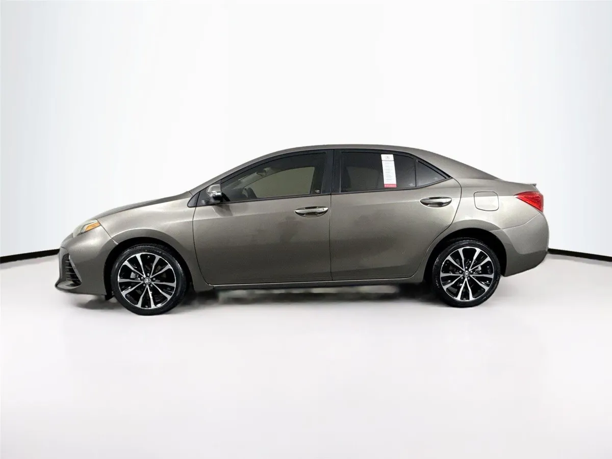 2017 Toyota Corolla SE thumbnail 12