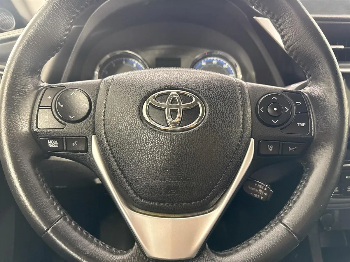 2017 Toyota Corolla SE thumbnail 15