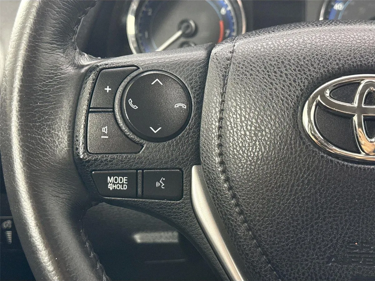 2017 Toyota Corolla SE thumbnail 16