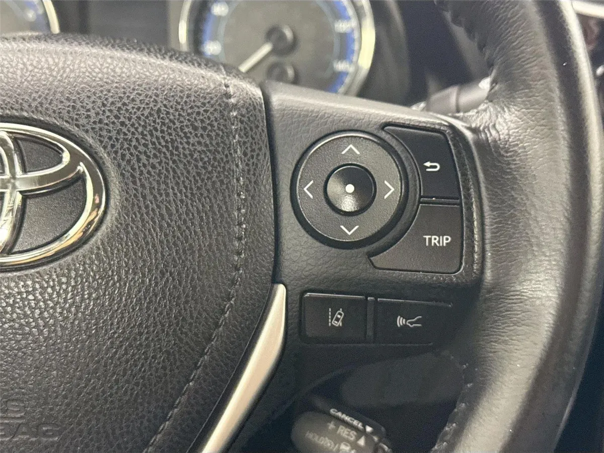 2017 Toyota Corolla SE thumbnail 17