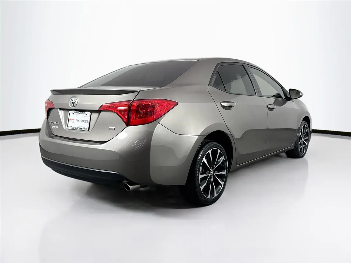 2017 Toyota Corolla SE thumbnail 2