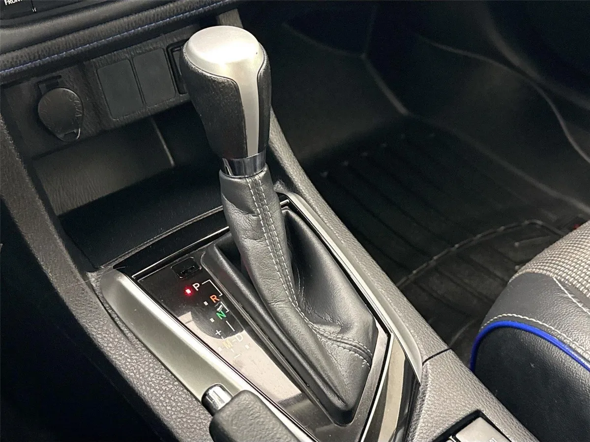 2017 Toyota Corolla SE thumbnail 23