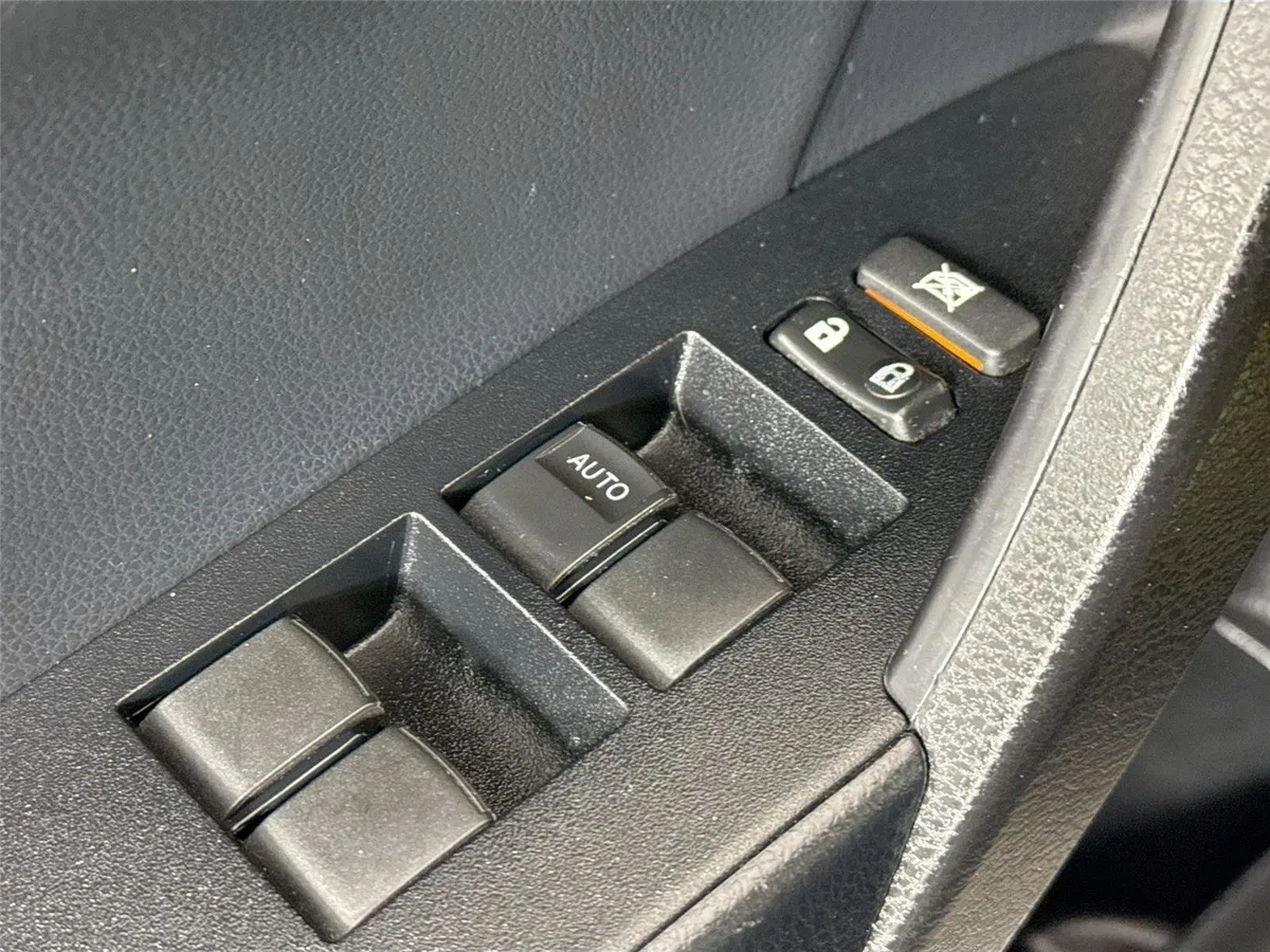2017 Toyota Corolla SE thumbnail 24