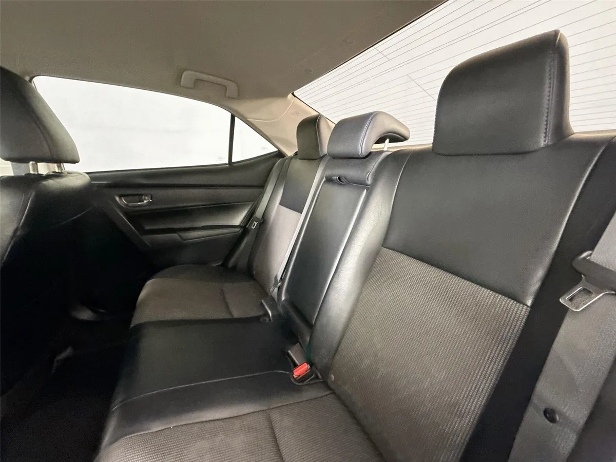 2017 Toyota Corolla SE thumbnail 26