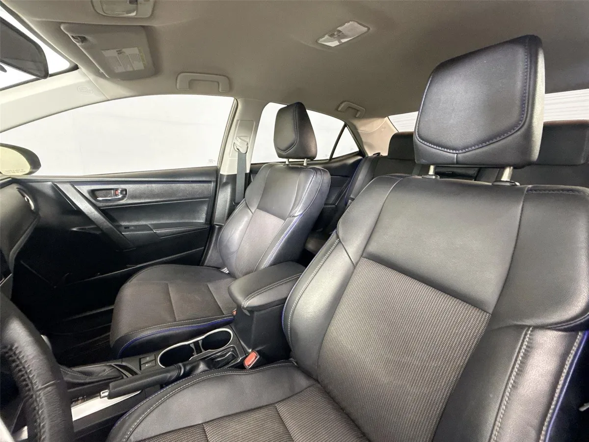 2017 Toyota Corolla SE thumbnail 3