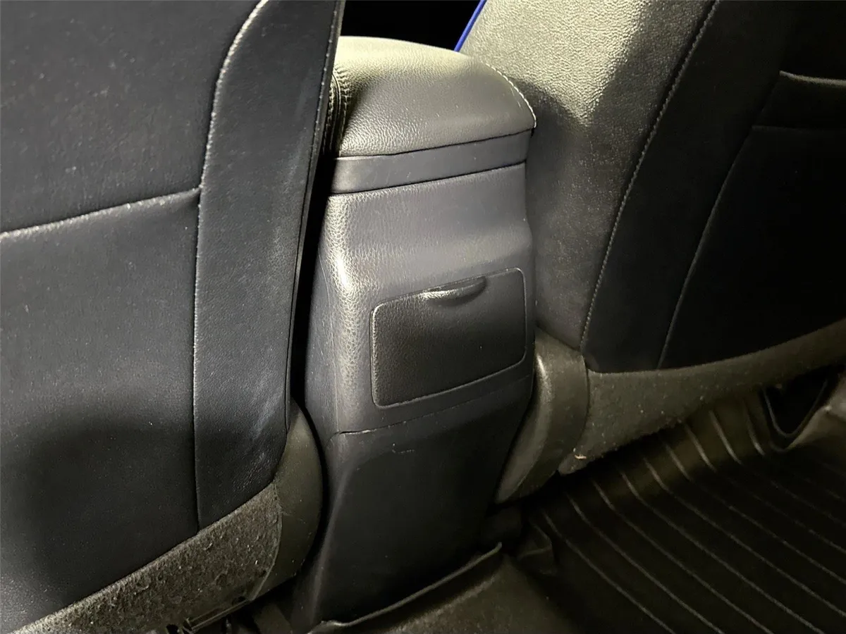 2017 Toyota Corolla SE thumbnail 30